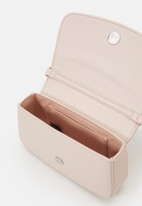 Clutch in pelle sintetica rosa chiaro con una texture liscia. Presenta una chiusura a calamita e una tasca interna per piccoli oggetti.