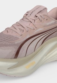 Ροζ αθλητικό παπούτσι Puma με καφέ ρίγα, υφασμάτινη υφή, κορδόνια και παχύ, κρεμ χρωματιστό, ενισχυμένο πέλμα Nitro.