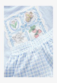 Kijelölve, blue gingham flowers