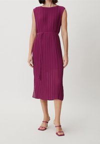 Fuchsia-plissiertes Midi-Kleid mit Rundhalsausschnitt und ärmellosem Design, tailliert mit einem passenden Gürtel. Kombiniert mit minimalistischen Sandalen mit quadratischer Zehenpartie.