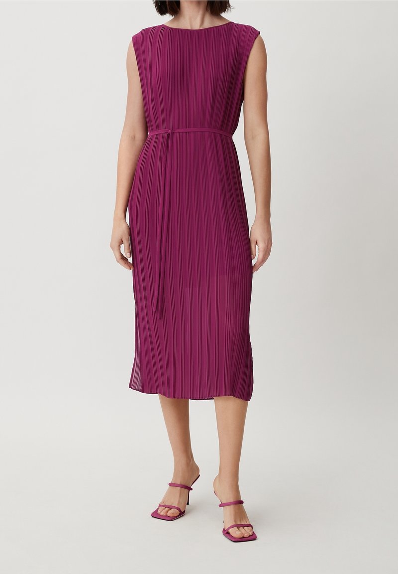 Fuchsia-plissiertes Midi-Kleid mit Rundhalsausschnitt und ärmellosem Design, tailliert mit einem passenden Gürtel. Kombiniert mit minimalistischen Sandalen mit quadratischer Zehenpartie.