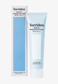 Torriden Dive In Moisture Solcreme i en lyseblå tube med hvide accenter. Leveres med en hvid og blå boks med oplysninger om SPF 50+ PA++++.