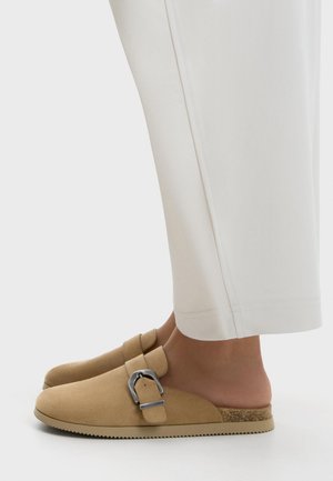 Bershka BUCKLED - Natikači - sand