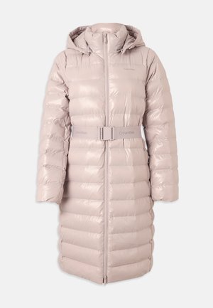 Lyserosa lang dunjakke med hette, frontglidelås og matchende belte med Calvin Klein-logo i midjen.