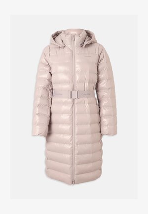 Manteau matelassé long rose clair avec capuche, fermeture éclair à l'avant et ceinture assortie de la marque Calvin Klein à la taille.