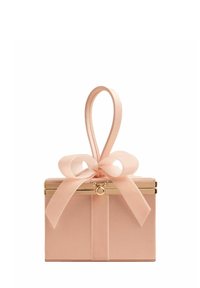 Różowa gift box w odcieniu blush, z satynowym wykończeniem, złotymi elementami i dopasowaną wstążką na górze. Prostokątny kształt z bezpiecznym zapięciem.