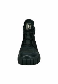 Schwarzer hoher Sneaker mit gepolstertem Kunstfellkragen, strukturiertem Wildleder und glatt verarbeitetem Leder. Mit schwarzen Schnürsenkeln und einer dicken, gerippten Gummisohle.