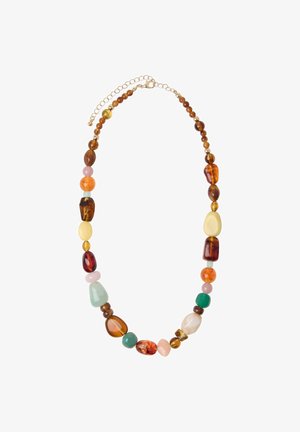 Monivärinen helmikaulakoru, jossa on epäsäännöllisiä helmiä meripihkan, vihreän, vaaleanpunaisen ja kerman sävyissä, kullanvärisellä ketjusoljella.