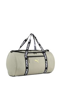 Bolsa de deporte de tela gris con cremallera y asas negras. Cuenta con correas negras con el texto blanco "PUMA" y un logo amarillo en el lateral.