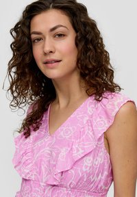 Roze bloemenjurk met geraffineerde mouwen en een V-hals. De stof heeft een subtiele textuur met een lichte, luchtige uitstraling en een elastische taille voor een goede pasvorm.