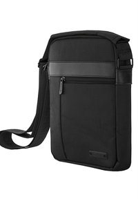 Czarna torba na ramię wykonana z trwałego materiału, z przednią kieszenią na zamek, regulowanym paskiem na ramię oraz gładką teksturą i eleganckim wzornictwem.