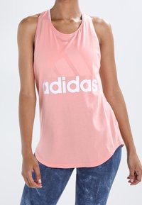 Canotta atletica senza maniche rosa con logo "adidas" bianco. Tessuto morbido con vestibilità comoda e orlo curvo.
