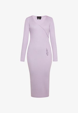 Langsleeve, geribbelde jurk in zachte lavendel. Heeft een V-hals en een crossover ontwerp met een koorddetail aan de zijkant. Vormvast silhouet.