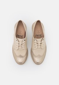 Chaussures confortables pour femmes beige et or métallique à lacets, taille 37, avec détails brogue et bouts ronds, présentées côte à côte.