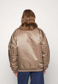 Alpha Industries CORE - Bombera - taupe