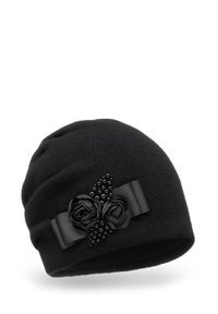 Gorro de lana negro con aplicaciones de rosa negra dimensionales, cinta de satén y acentos de cuentas sobre una superficie lisa.