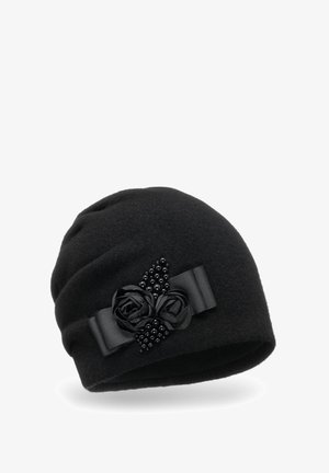 Bonnet en laine noire avec des appliqués en forme de rose noire en relief, un ruban en satin et des accents de perles sur une surface lisse.