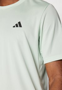adidas Performance TRAIN ESSENTIALS - T-skjorte til trening - linen green/black