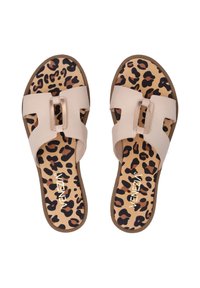 Beige slidesandaler med en bred, glat rem, der har en metallisk spænde. Indvendigt er der et leopardmønster på en tan baggrund.
