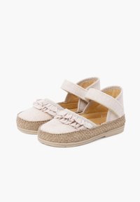 Scarpe di tela rosa chiaro con design arricciato, suola in corda di juta e cinturini in velcro per una vestibilità sicura. Punta piatta e arrotondata e fodera morbida.