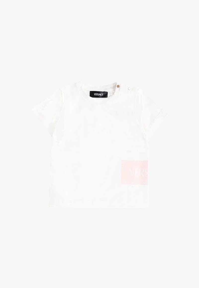 Biała bawełniana koszulka z krótkim rękawem, z okrągłym dekoltem, z zatrzaskiem na ramieniu oraz różowym nadrukiem logo z przodu.