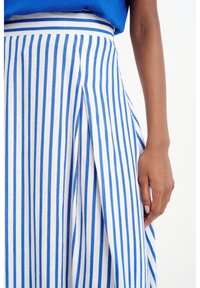 Falda a rayas azul y blanca con un diseño plisado, que cuenta con una cinturilla ancha y un tejido liso y texturizado.