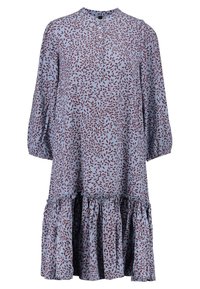 Abito floreale in tessuto azzurro chiaro, con un motivo vegetale continuo in rosso scuro. Presenta una chiusura con bottoni sul davanti e un orlo arricciato. Maniche lunghe.