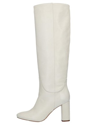 Botte blanche en cuir montant jusqu'au genou avec bout arrondi et talon bloc, finition lisse et détails de couture sur la tige et le pied.