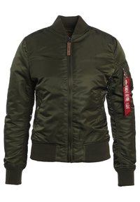 Zielona oliwkowa bomberka, wykonana z błyszczącego nylonu, z prążkowanymi mankietami i dolnym brzegiem, z zamkiem błyskawicznym z przodu, bocznymi kieszeniami oraz kieszenią użytkową z czerwoną metką.