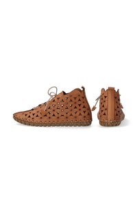 Braune Lederschuhe mit ausgeschnittenen dreieckigen Mustern, runder Spitze, Schnürdesign und strukturiertem Sole. Mit gepolsterter Ferse und Rückengriff.