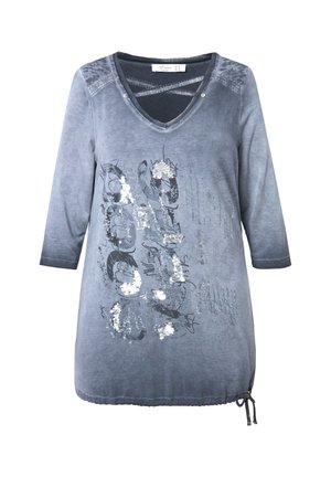 Grå langærmet tunika med V-hals. Har et trykt design med sølvdetaljer og en snøre i kanten for justerbar pasform.