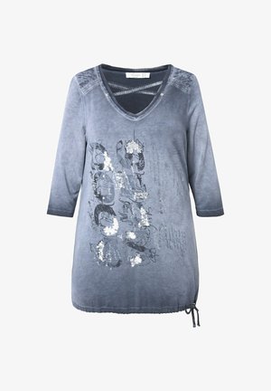 Grå langærmet tunika med V-hals. Har et trykt design med sølvdetaljer og en snøre i kanten for justerbar pasform.