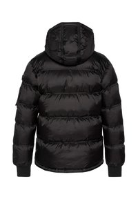 Sort pufferjakke med hætte, der har et quiltet design, elastiske manchetter og en glat, skinnende overflade. Bagfra ses vandret syning.