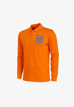 Oranje poloshirt met lange mouwen van een gestructureerde stof, met een blauw schild met een leeuwembleem op de linkerborst.