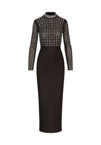Zwarte jurk met lange mouwen, met een doorzichtige, versierde torso met zilveren vierkante studs en een hoge halslijn, die taps toeloopt naar een aansluitende rok.
