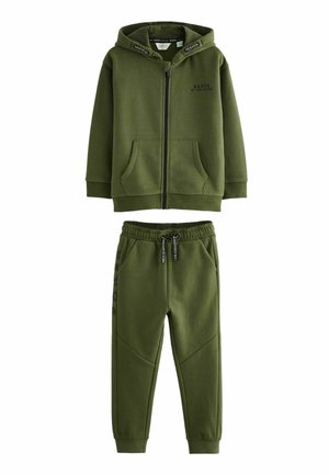 Olivgrüner Kapuzenpullover mit Reißverschluss und Fronttaschen, kombiniert mit passenden Jogginghosen mit elastischem Bund und seitlichen Akzenten.