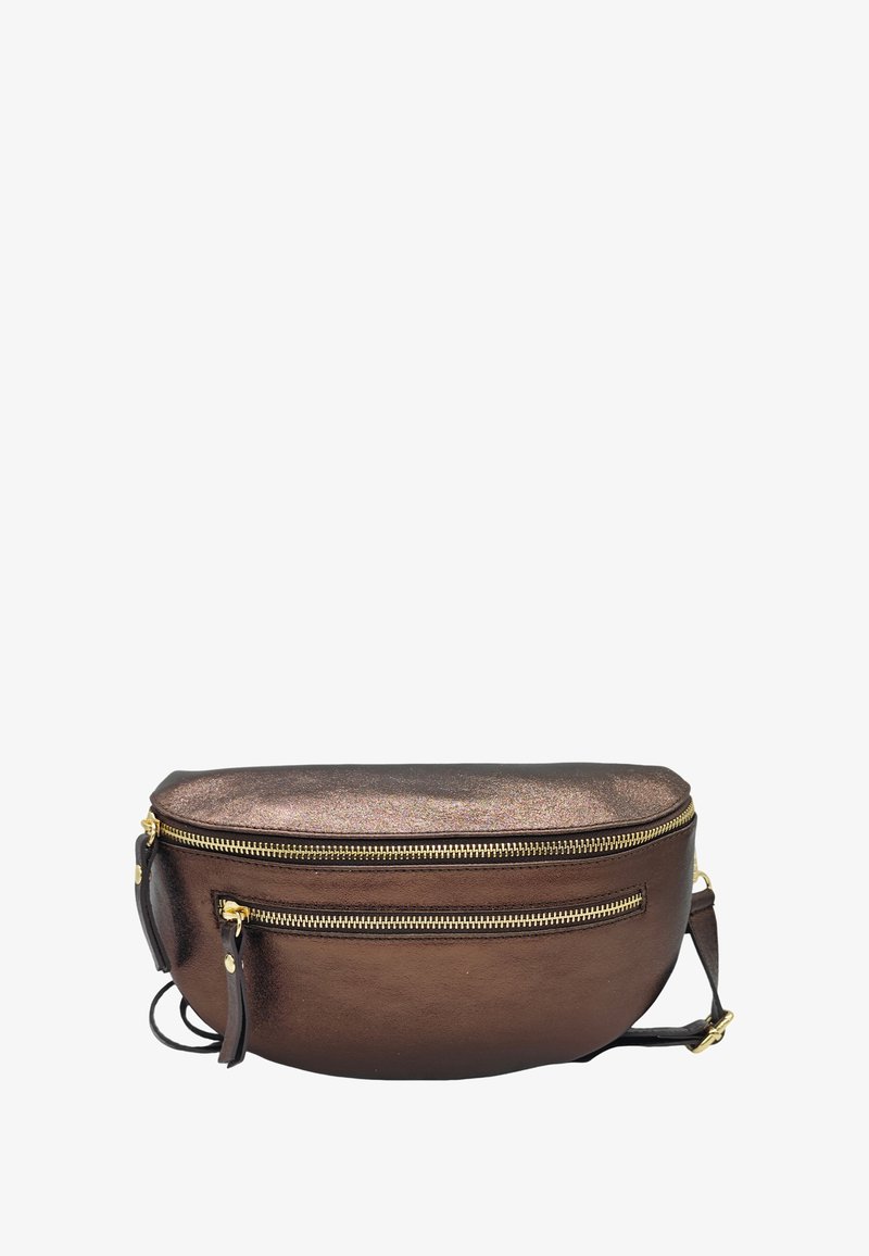 Banane en cuir marron avec une finition métallisée, comportant deux compartiments zippés et des accents en matériel doré. Texture lisse et forme arrondie.
