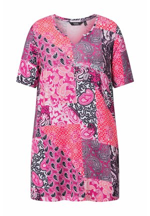 Tunika z krótkim rękawem z różowo-czarno-białym patchworkiem z wzorami paisley i kwiatowymi oraz okrągłym dekoltem.