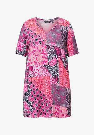 Tunika s krátkým rukávem růžové, černé a bílé patchwork s vzorem paisley a květinovým motivem a kulatým výstřihem.