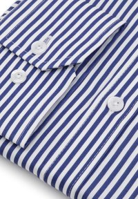 Bawełniana koszula z niebieskimi i białymi pionowymi paskami, z dwoma guzikami z przodu, klasycznym kołnierzykiem oraz gładką teksturą.