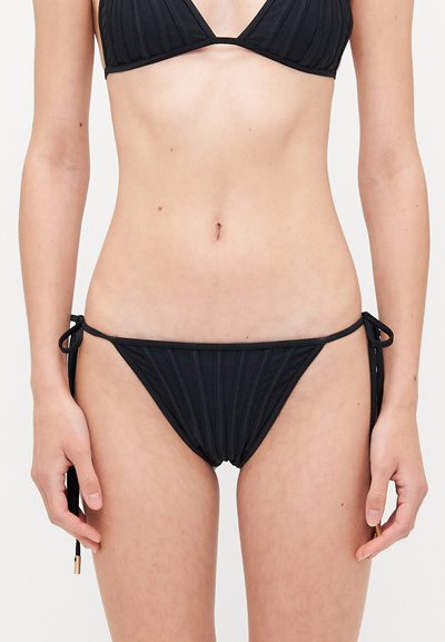 Sort bikini sæt med en ribbet trekantetop og teksturerede lavtaljede trusser med justerbare sidesnore og metalliske detaljer.