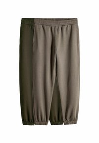 Due coppie di pantaloni jogger casual con vita elasticizzata e polsini alla caviglia in verde oliva e marrone, esposti distesi su sfondo bianco.
