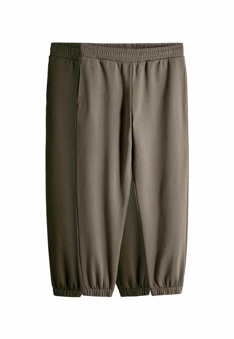 Due coppie di pantaloni jogger casual con vita elasticizzata e polsini alla caviglia in verde oliva e marrone, esposti distesi su sfondo bianco.