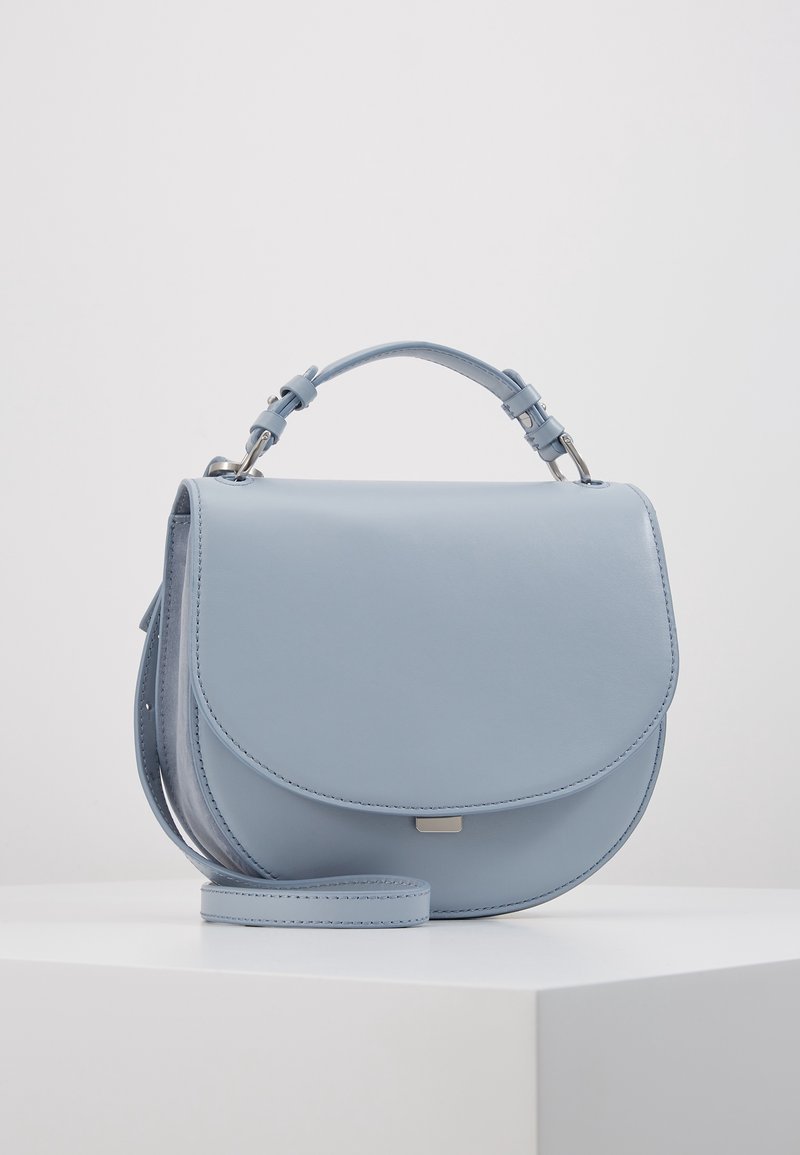 Borsa a tracolla in pelle blu chiaro con patta arrotondata, tracolla regolabile, hardware in argento e texture liscia.