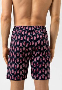 Marineblauwe zwembroek met een herhalend patroon van roze stripfiguren. Voorzien van een elastische tailleband en een lengte tot halverwege de dij. Zachte textuur.