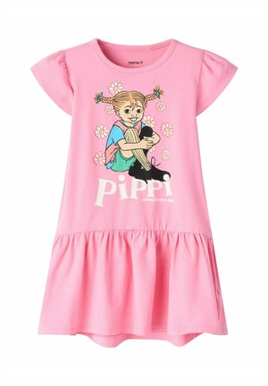 Vestido rosa de manga corta con una niña sentada con trenzas, medias a rayas, flores y el texto "Pippi Medias Largas" en la parte delantera.