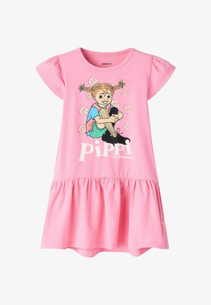 Roza obleka s kratkimi rokavi, na kateri je prikazana sedeča deklica s kitkami, črtastimi nogavicami, cvetjem in napisom "Pippi Nogavička" na sprednji strani.