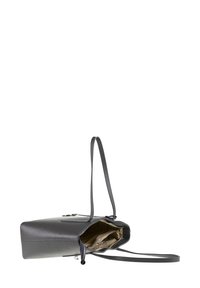 Borsa a tracolla in pelle grigia con forma rettangolare, tracolla regolabile e chiusura con zip. Interno foderato con un tessuto di colore chiaro.