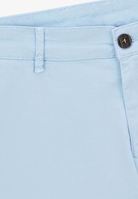 Pantaloni in cotone azzurro chiaro con chiusura a bottone, passanti per cintura e dettagli di cucitura. Tessuto liscia con vita sagomata.