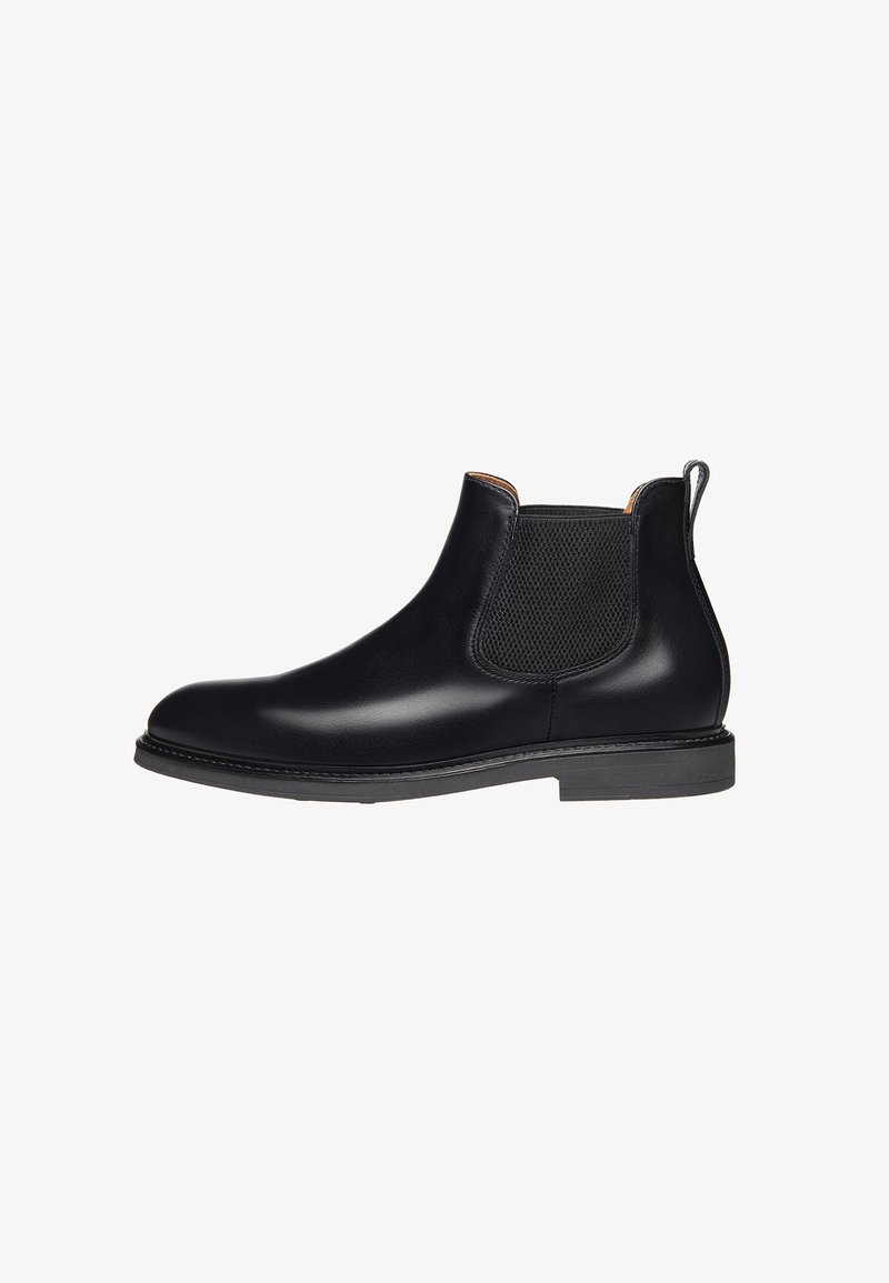 Stivaletto Chelsea in pelle nera con pannelli elastici sui lati, punta rotonda e tacco basso. Presenta una finitura liscia e lucida e una linguetta sul retro.